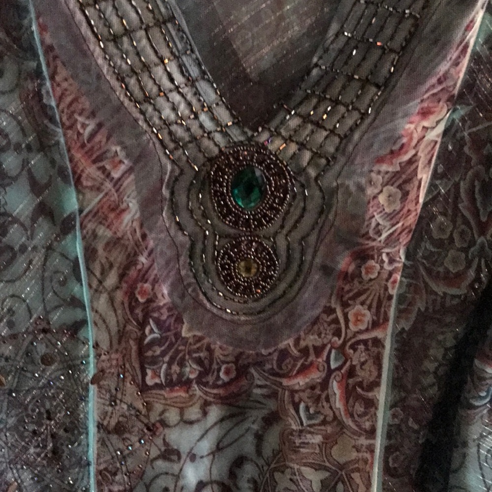 Gorgeous top with fun details - Picture 2 of 5